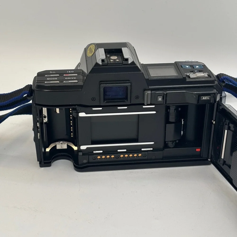 Minolta Maxxum 7000 35mm SLR Film Camera with 50mm f1.7 Lens and 2800 AF Flash